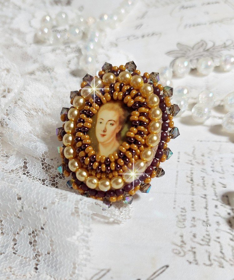 Anello Mme de Pompadour ricamato con perle perlate, cristallo Swarovski, una seduzione molto bella