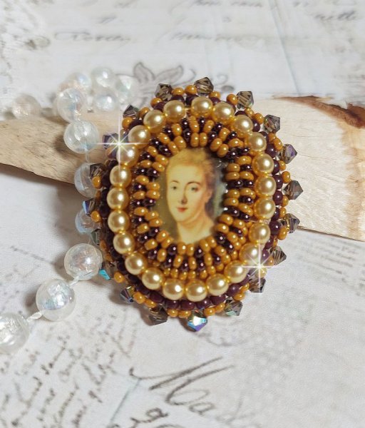 Anello Mme de Pompadour ricamato con perle perlate, cristallo Swarovski, una seduzione molto bella