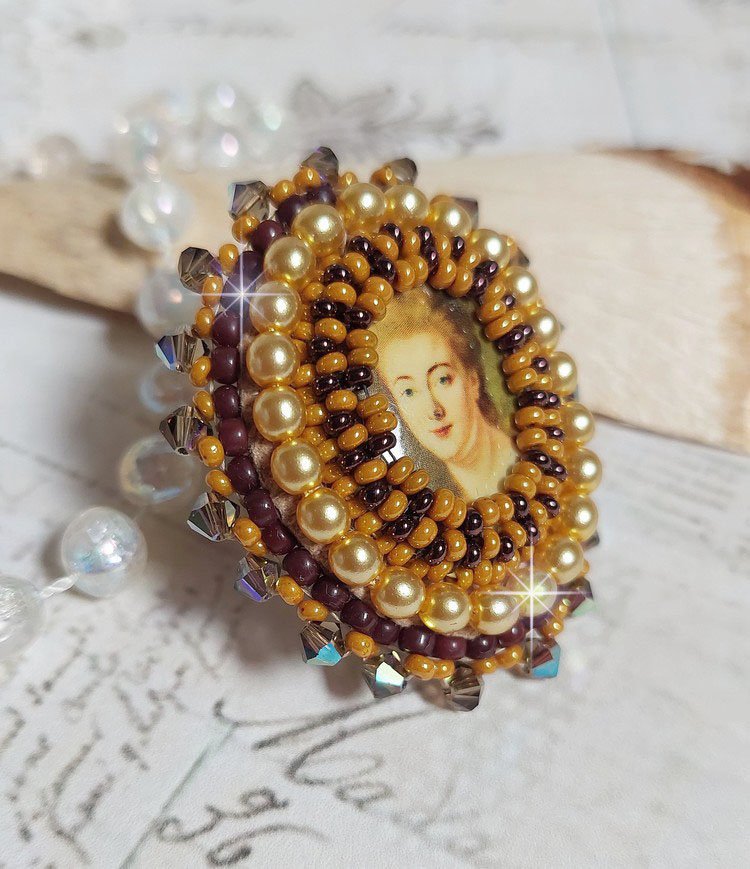 Anello Mme de Pompadour ricamato con perle perlate, cristallo Swarovski, una seduzione molto bella