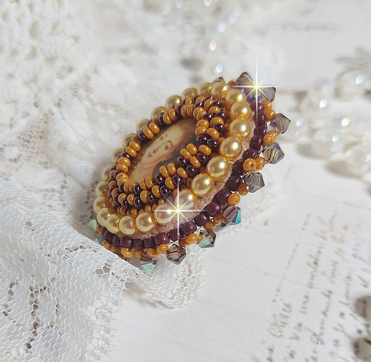 Anello Mme de Pompadour ricamato con perle perlate, cristallo Swarovski, una seduzione molto bella
