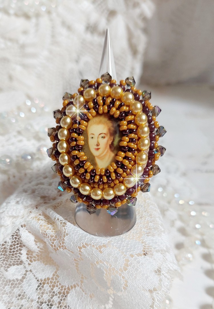 Anello Mme de Pompadour ricamato con perle perlate, cristallo Swarovski, una seduzione molto bella