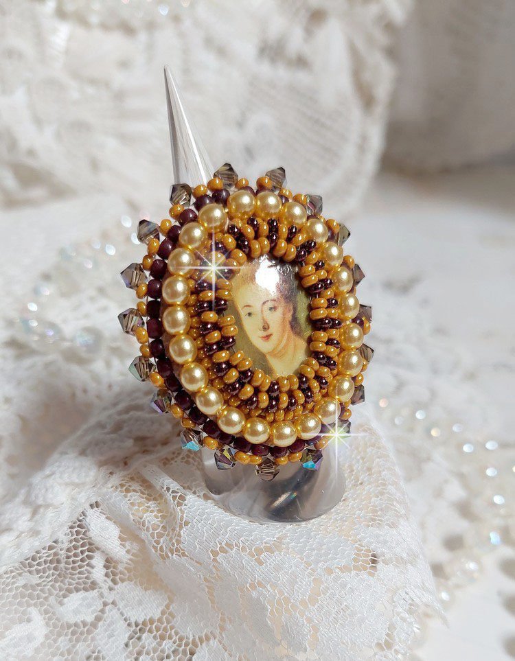 Anello Mme de Pompadour ricamato con perle perlate, cristallo Swarovski, una seduzione molto bella