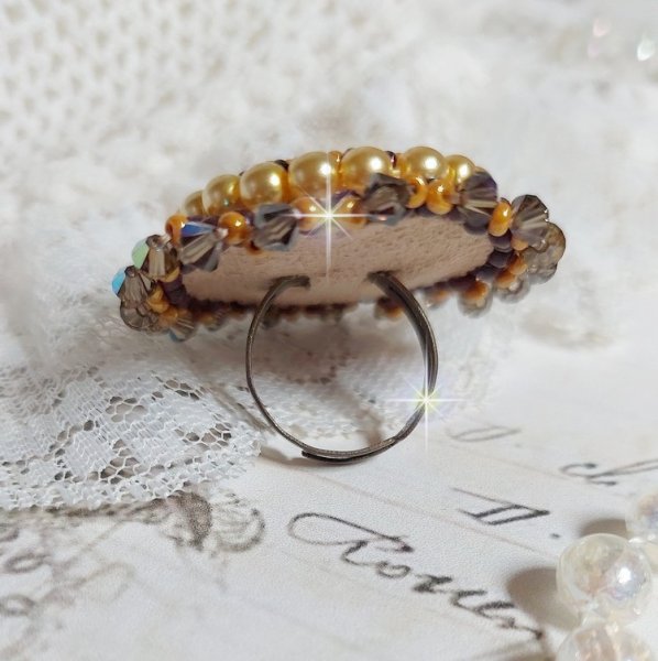 Anello Mme de Pompadour ricamato con perle perlate, cristallo Swarovski, una seduzione molto bella