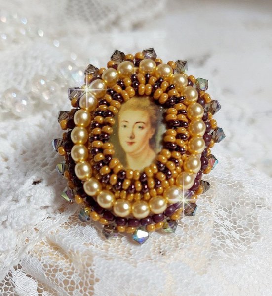 Anello Mme de Pompadour ricamato con perle perlate, cristallo Swarovski, una seduzione molto bella