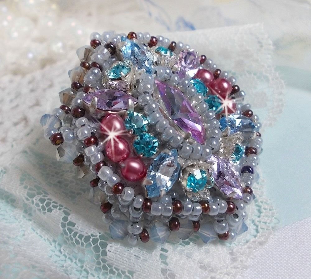 Anello Mademoiselle Bluse ricamato con cristalli Swarovski e splendide perle di qualità