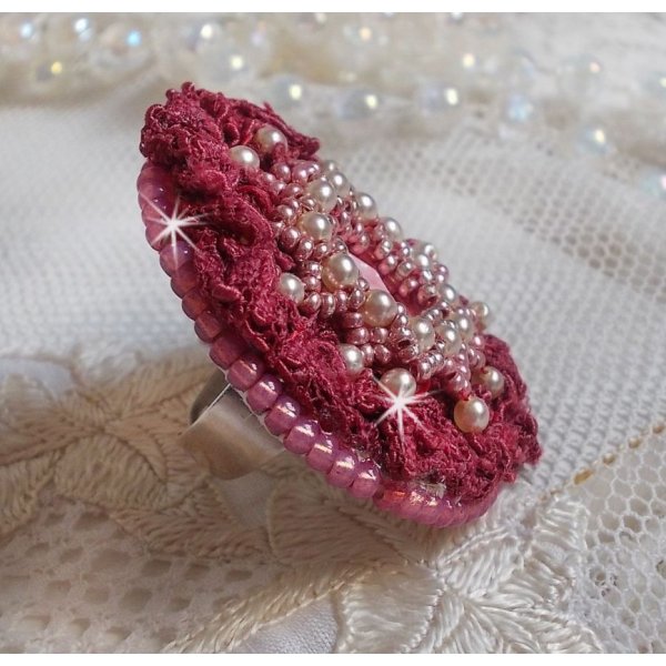 Bague Magnolia brod&eacute;e avec une dentelle bordeaux, un cabochon facett&eacute; Rose et des perles nacr&eacute;es