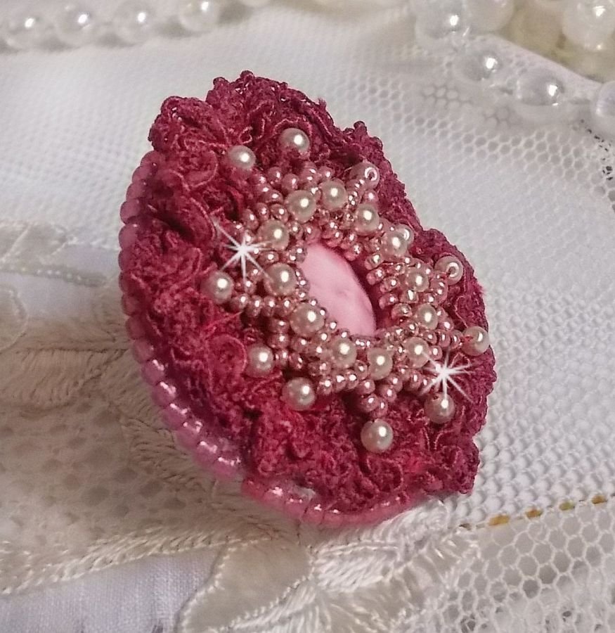 Bague Magnolia brodée avec une dentelle bordeaux, un cabochon facetté Rose et des perles nacrées