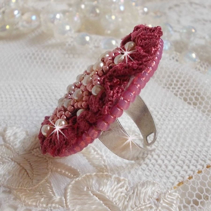 Bague Magnolia brodée avec une dentelle bordeaux, un cabochon facetté Rose et des perles nacrées