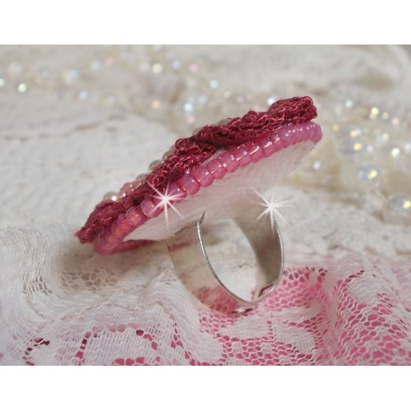 Bague Magnolia brod&eacute;e avec une dentelle bordeaux, un cabochon facett&eacute; Rose et des perles nacr&eacute;es