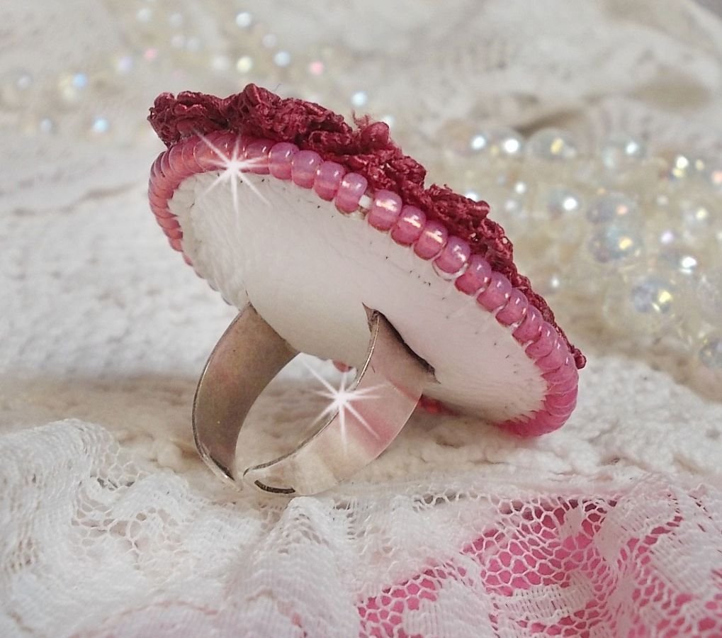 Bague Magnolia brodée avec une dentelle bordeaux, un cabochon facetté Rose et des perles nacrées