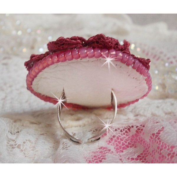 Bague Magnolia brod&eacute;e avec une dentelle bordeaux, un cabochon facett&eacute; Rose et des perles nacr&eacute;es