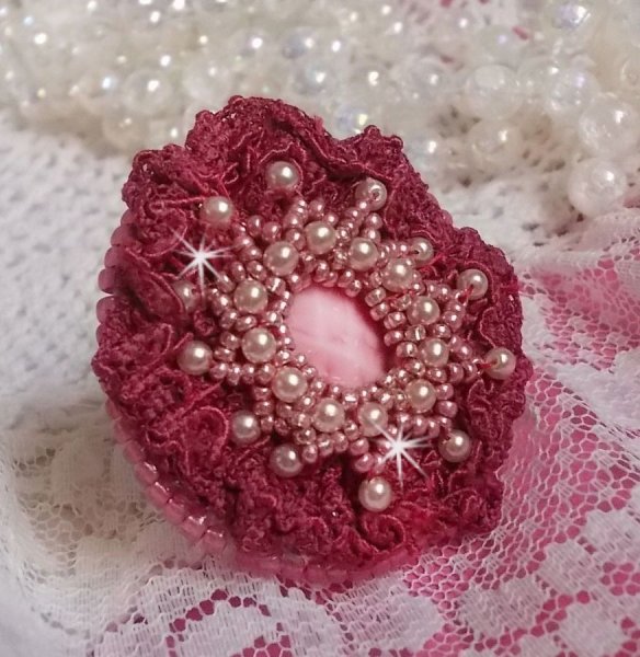 Bague Magnolia brod&eacute;e avec une dentelle bordeaux, un cabochon facett&eacute; Rose et des perles nacr&eacute;es