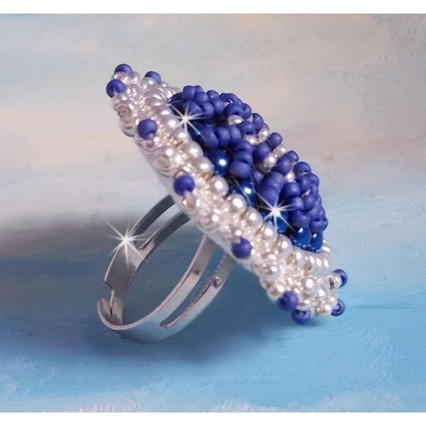 Anello blu marino ricamato con cristalli Swarovski, perle tonde e perline Miyuki