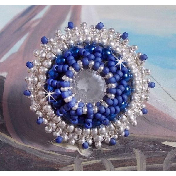 Anello blu marino ricamato con cristalli Swarovski, perle tonde e perline Miyuki