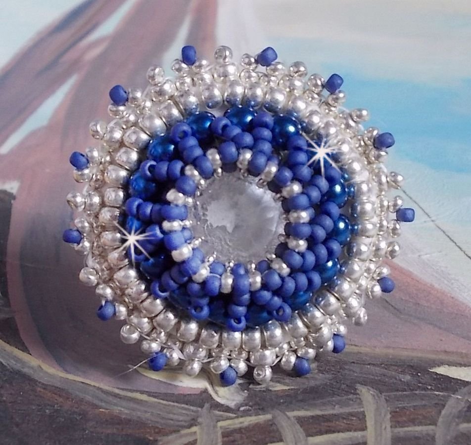 Anello blu marino ricamato con cristalli Swarovski, perle tonde e perline Miyuki