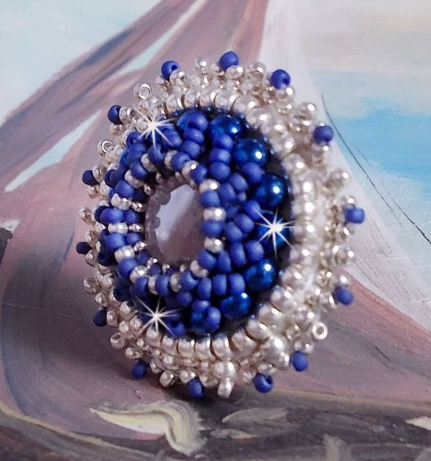 Anello blu marino ricamato con cristalli Swarovski, perle tonde e perline Miyuki