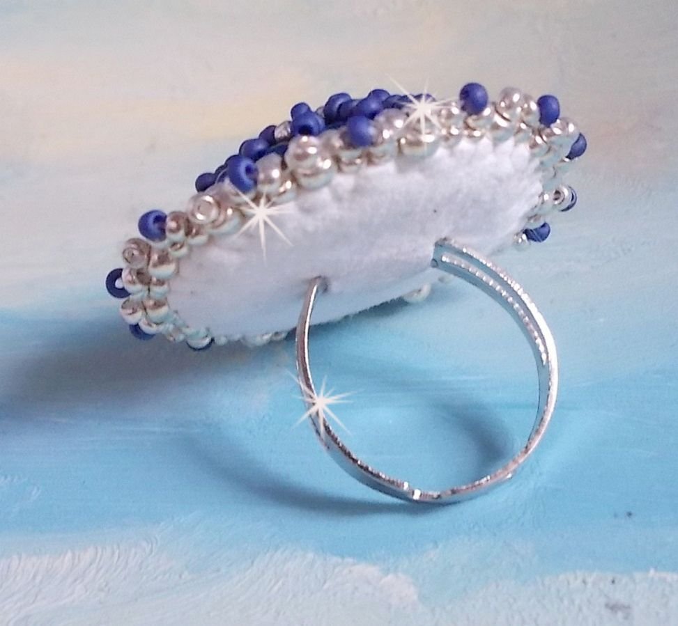 Anello blu marino ricamato con cristalli Swarovski, perle tonde e perline Miyuki