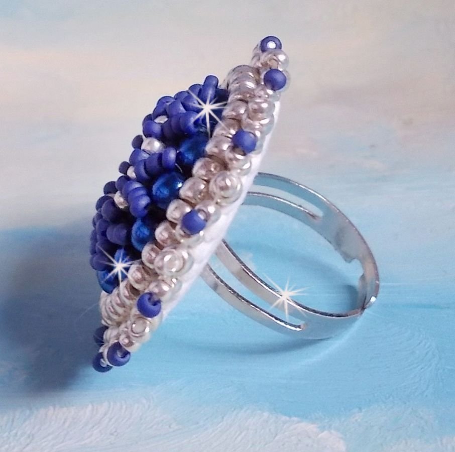 Anello blu marino ricamato con cristalli Swarovski, perle tonde e perline Miyuki