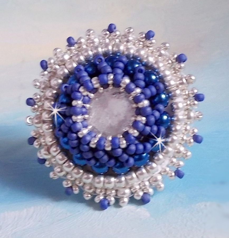 Anello blu marino ricamato con cristalli Swarovski, perle tonde e perline Miyuki