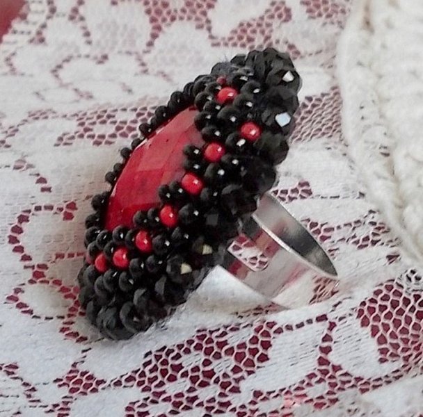Anello Midnight in Paris ricamato con un cabochon rosso sfaccettato e perle nere rotonde