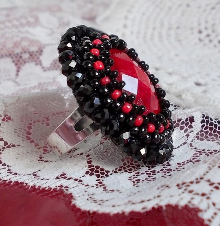 Anello Midnight in Paris ricamato con un cabochon rosso sfaccettato e perle nere rotonde