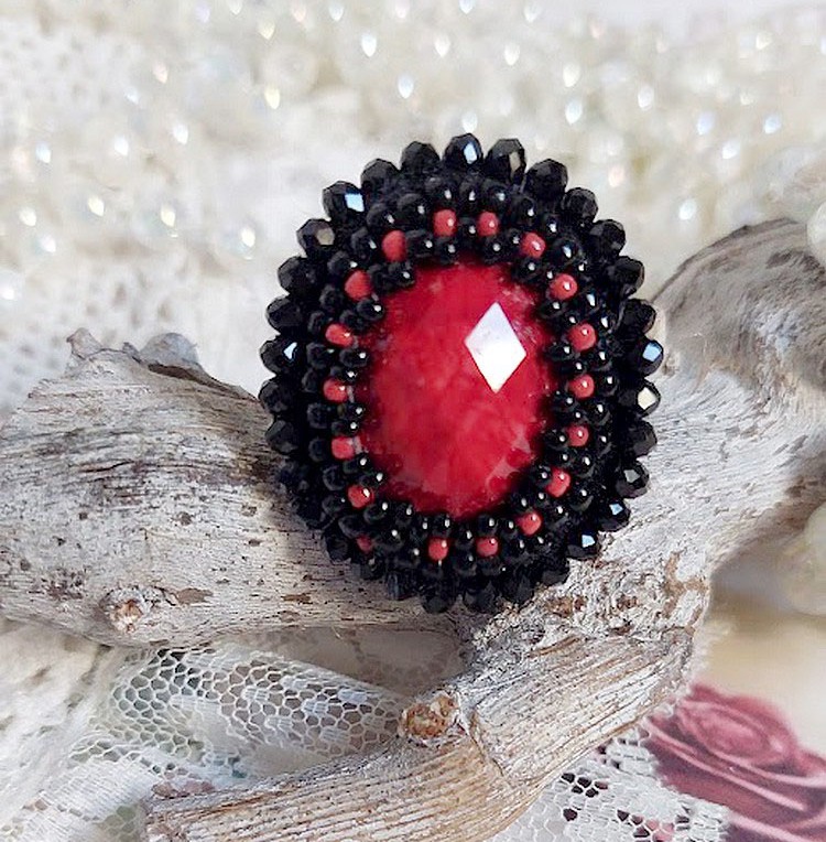 Anello Midnight in Paris ricamato con un cabochon rosso sfaccettato e perle nere rotonde