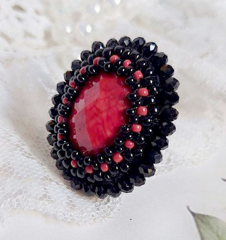 Anello Midnight in Paris ricamato con un cabochon rosso sfaccettato e perle nere rotonde