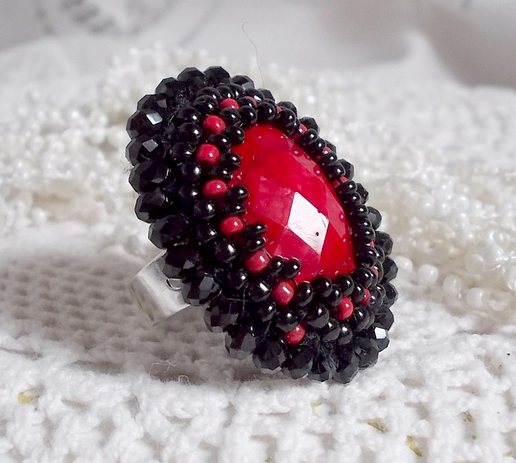 Anello Midnight in Paris ricamato con un cabochon rosso sfaccettato e perle nere rotonde