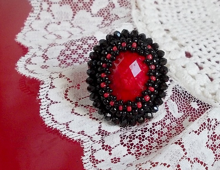 Anello Midnight in Paris ricamato con un cabochon rosso sfaccettato e perle nere rotonde