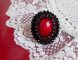 Anello Midnight in Paris ricamato con un cabochon rosso sfaccettato e perle nere rotonde