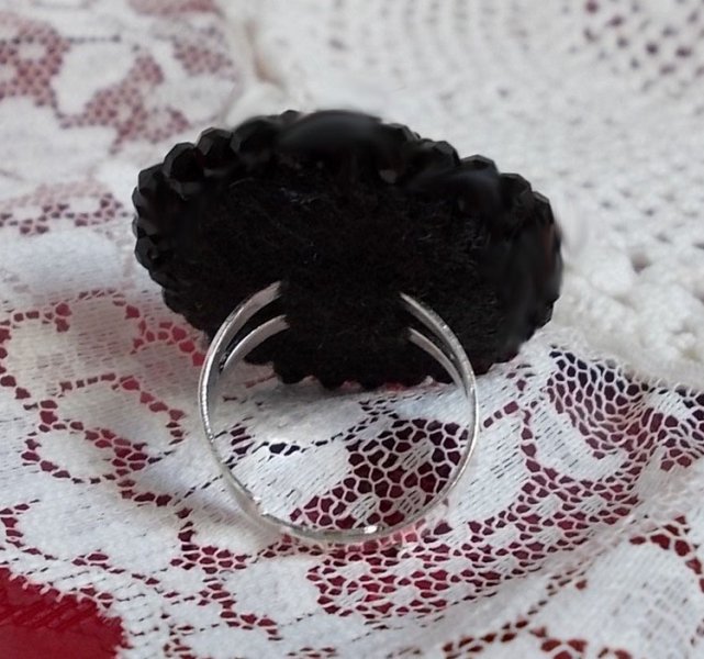 Anello Midnight in Paris ricamato con un cabochon rosso sfaccettato e perle nere rotonde
