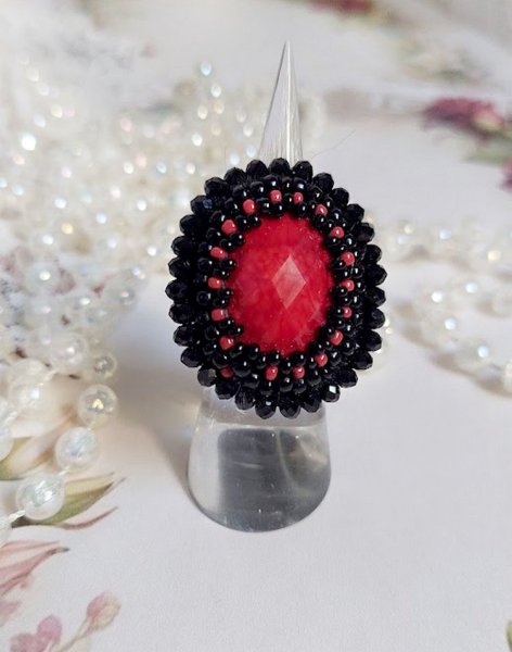 Anello Midnight in Paris ricamato con un cabochon rosso sfaccettato e perle nere rotonde