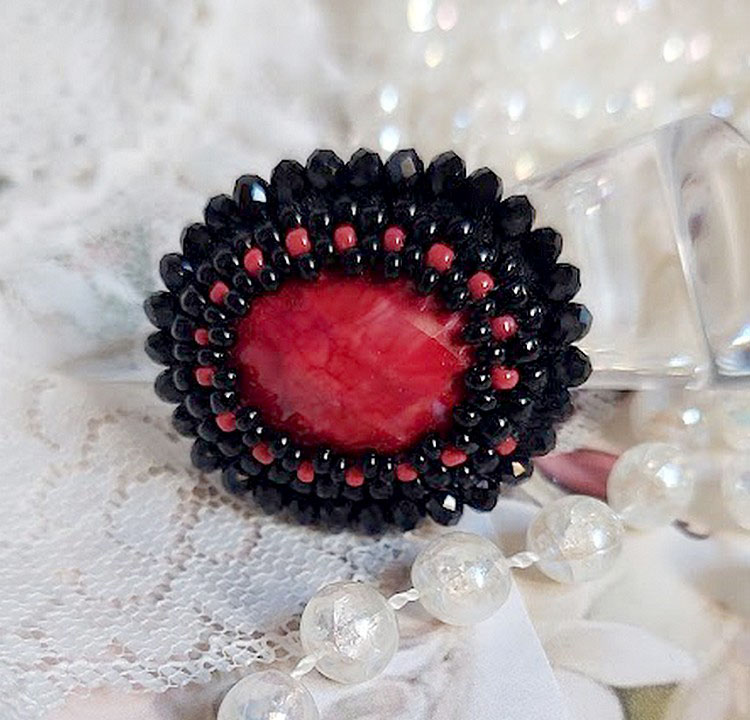 Anello Midnight in Paris ricamato con un cabochon rosso sfaccettato e perle nere rotonde