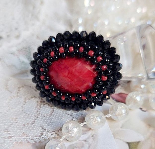 Anello Midnight in Paris ricamato con un cabochon rosso sfaccettato e perle nere rotonde