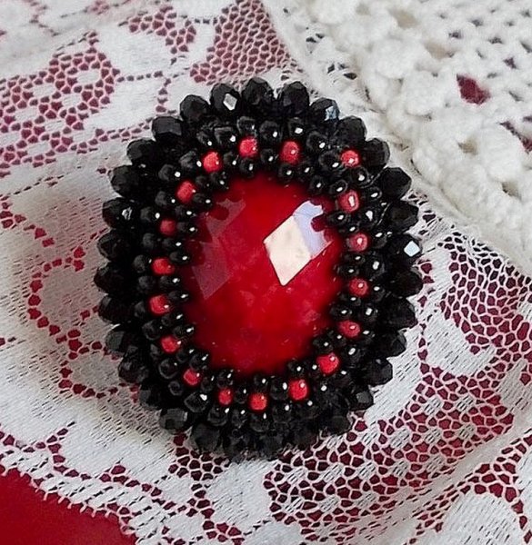 Anello Midnight in Paris ricamato con un cabochon rosso sfaccettato e perle nere rotonde