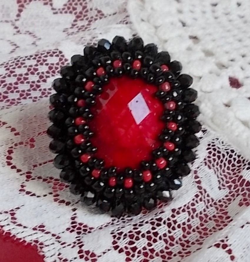 Anello Midnight in Paris ricamato con un cabochon rosso sfaccettato e perle nere rotonde