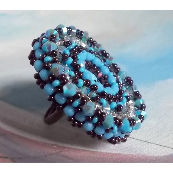 Anello Naïade ricamato con un cabochon di resina e cristallo blu turchese, un bellissimo gioco di luce.