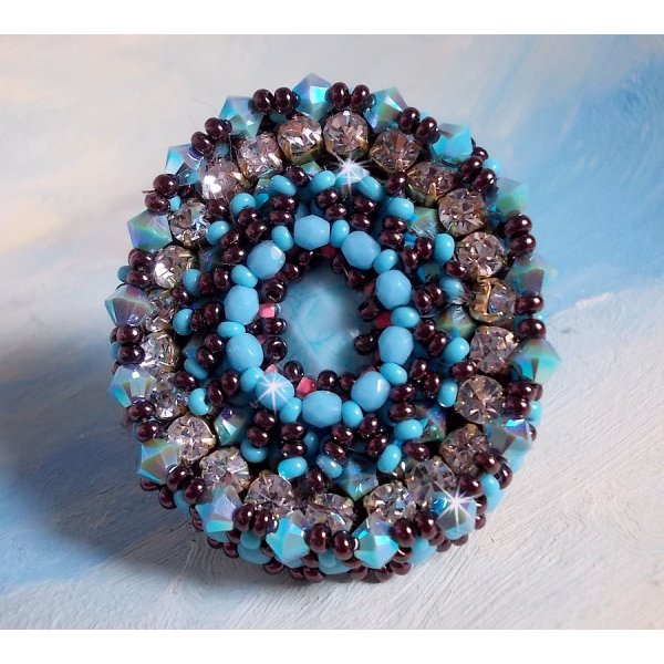 Anello Na&iuml;ade ricamato con un cabochon di resina e cristallo blu turchese, un bellissimo gioco di luce.