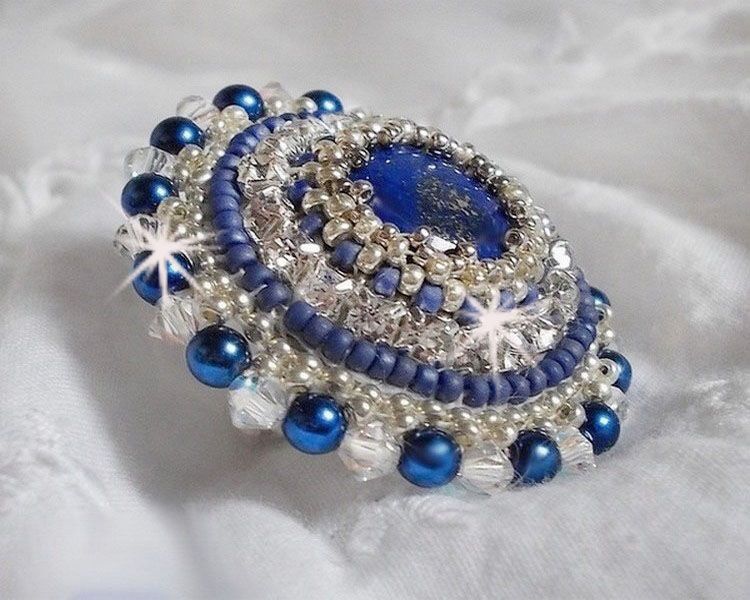 Anello Blue Nile ricamato con lapislazzuli e cristalli Swarovski