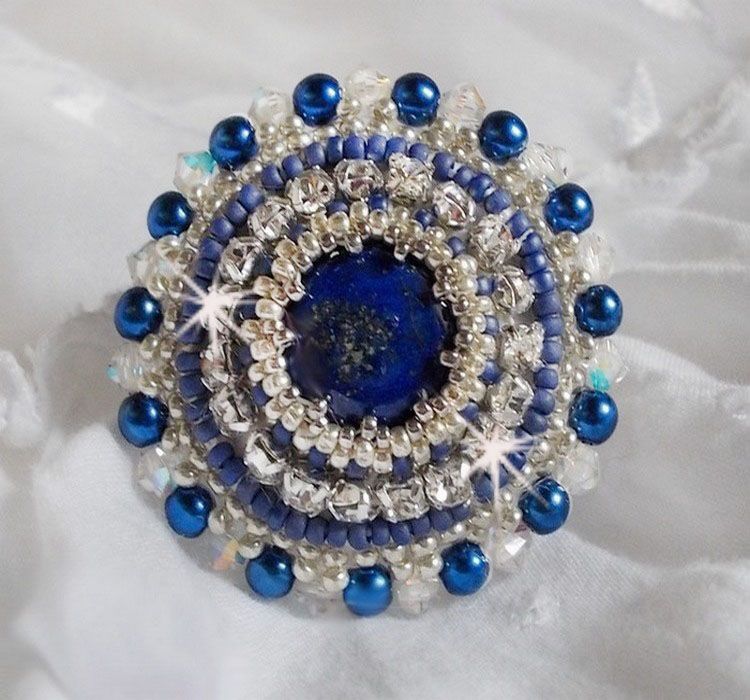 Anello Blue Nile ricamato con lapislazzuli e cristalli Swarovski