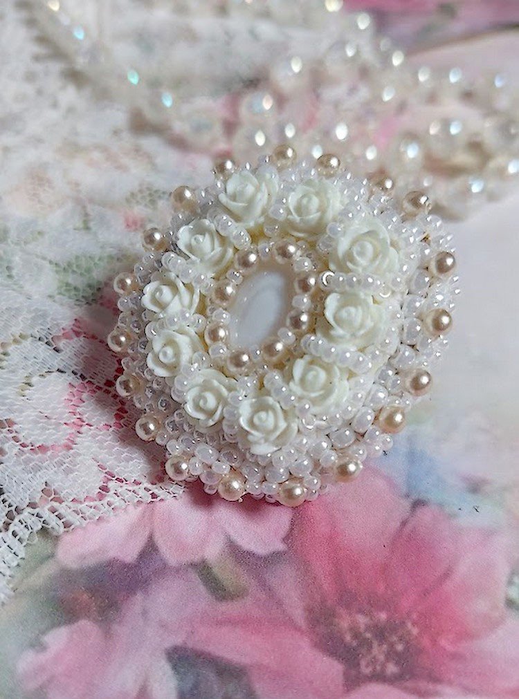 Bague Nuages Blancs brodée avec une nacre naturel, roses résines, perles nacrées, rocailles verres et bague rhodié