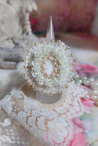 Bague Nuages Blancs brod&eacute;e avec une nacre naturel, roses r&eacute;sines, perles nacr&eacute;es, rocailles verres et bague rhodi&eacute;
