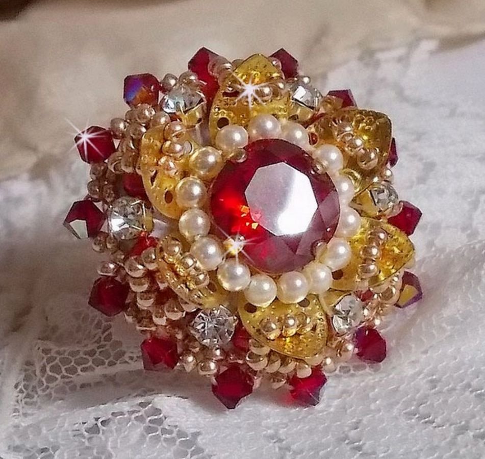 Anello L'Oiseau des Iles Rouge Doré ricamato con perle perlate, cristalli Swarovski, una splendida stampa floreale e perline.