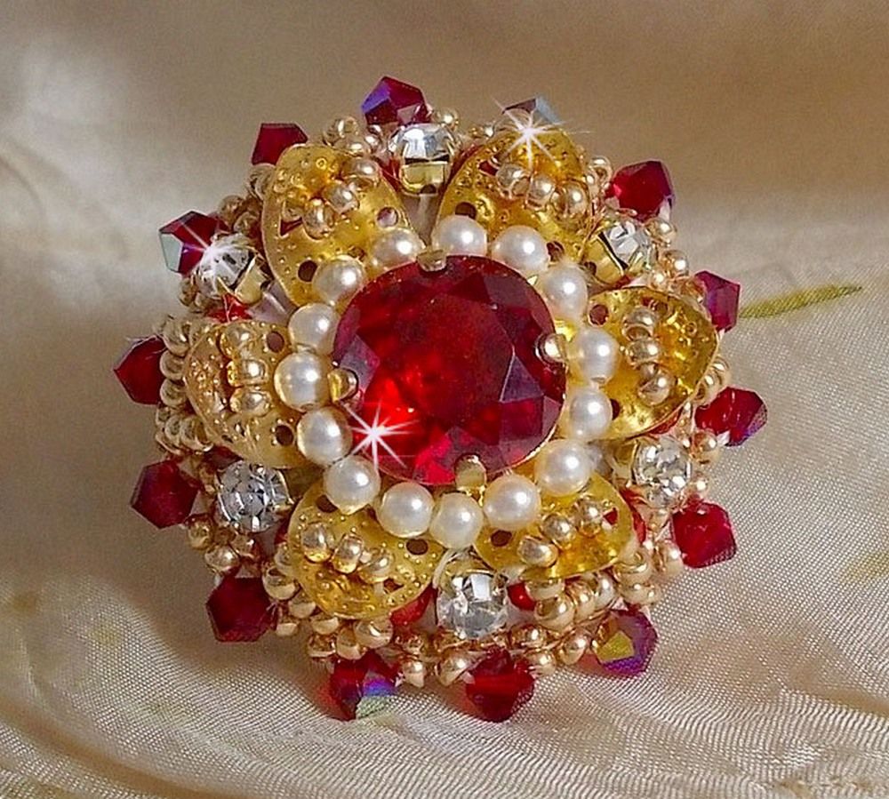 Anello L'Oiseau des Iles Rouge Doré ricamato con perle perlate, cristalli Swarovski, una splendida stampa floreale e perline.