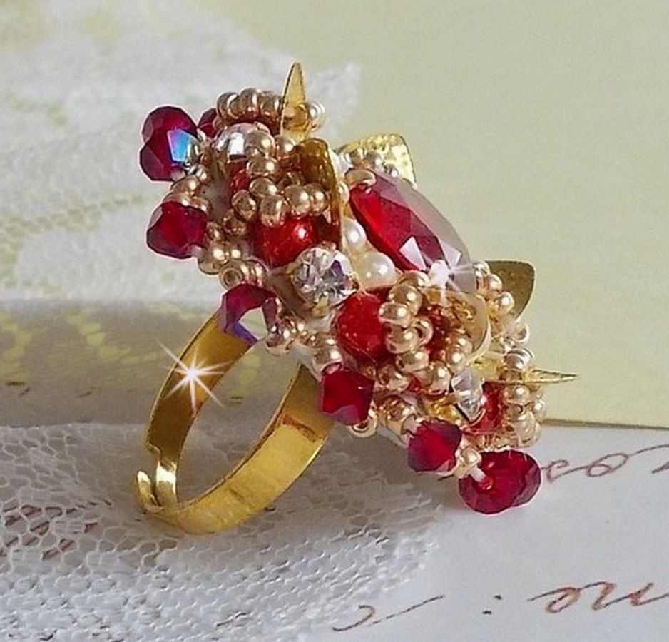 Anello L'Oiseau des Iles Rouge Doré ricamato con perle perlate, cristalli Swarovski, una splendida stampa floreale e perline.