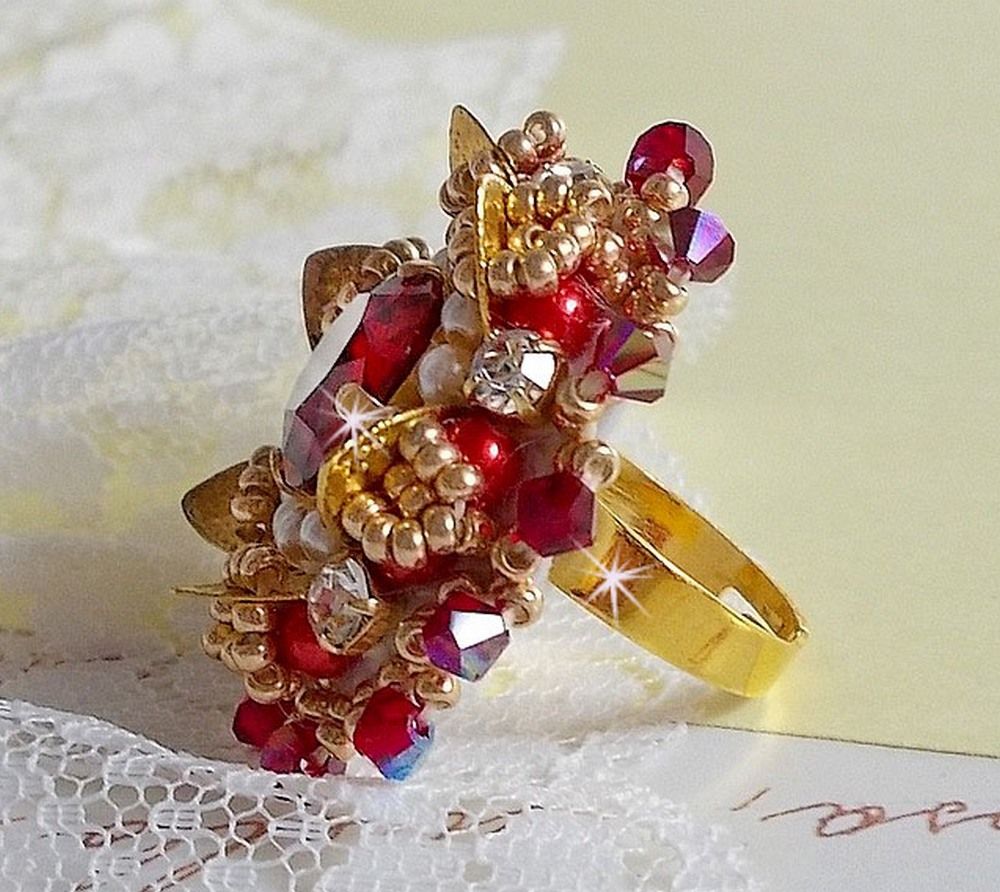 Anello L'Oiseau des Iles Rouge Doré ricamato con perle perlate, cristalli Swarovski, una splendida stampa floreale e perline.