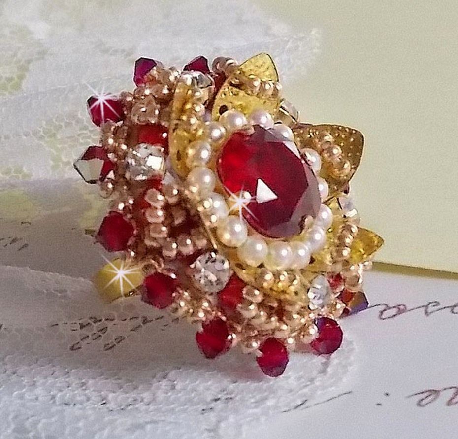 Anello L'Oiseau des Iles Rouge Doré ricamato con perle perlate, cristalli Swarovski, una splendida stampa floreale e perline.