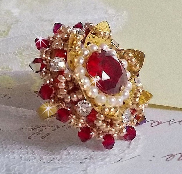 Anello L'Oiseau des Iles Rouge Dor&eacute; ricamato con perle perlate, cristalli Swarovski, una splendida stampa floreale e perline.