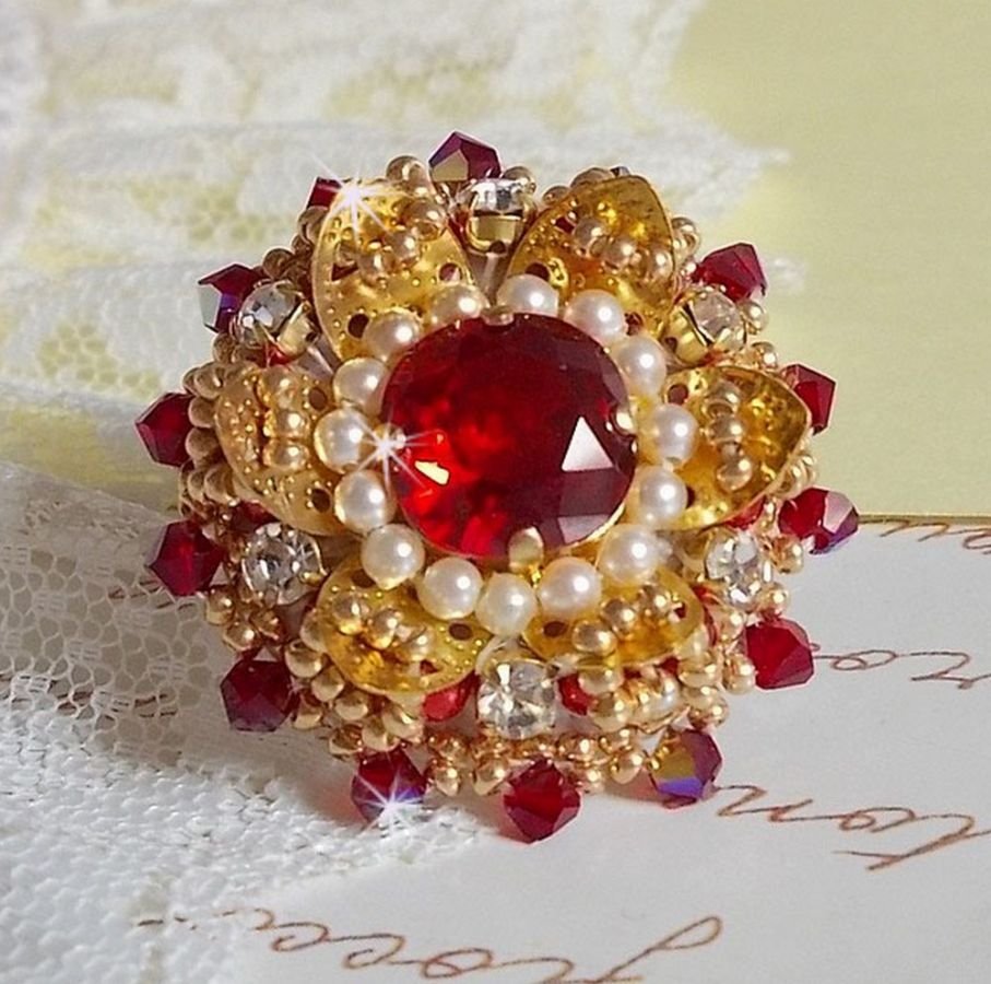 Anello L'Oiseau des Iles Rouge Doré ricamato con perle perlate, cristalli Swarovski, una splendida stampa floreale e perline.