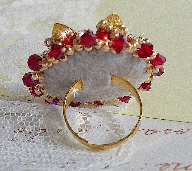 Anello L'Oiseau des Iles Rouge Dor&eacute; ricamato con perle perlate, cristalli Swarovski, una splendida stampa floreale e perline.